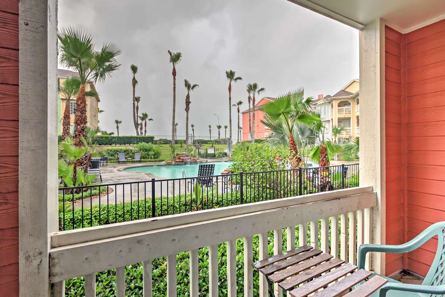 Oceanfront Galveston Condo w/Balcony & Pool Access