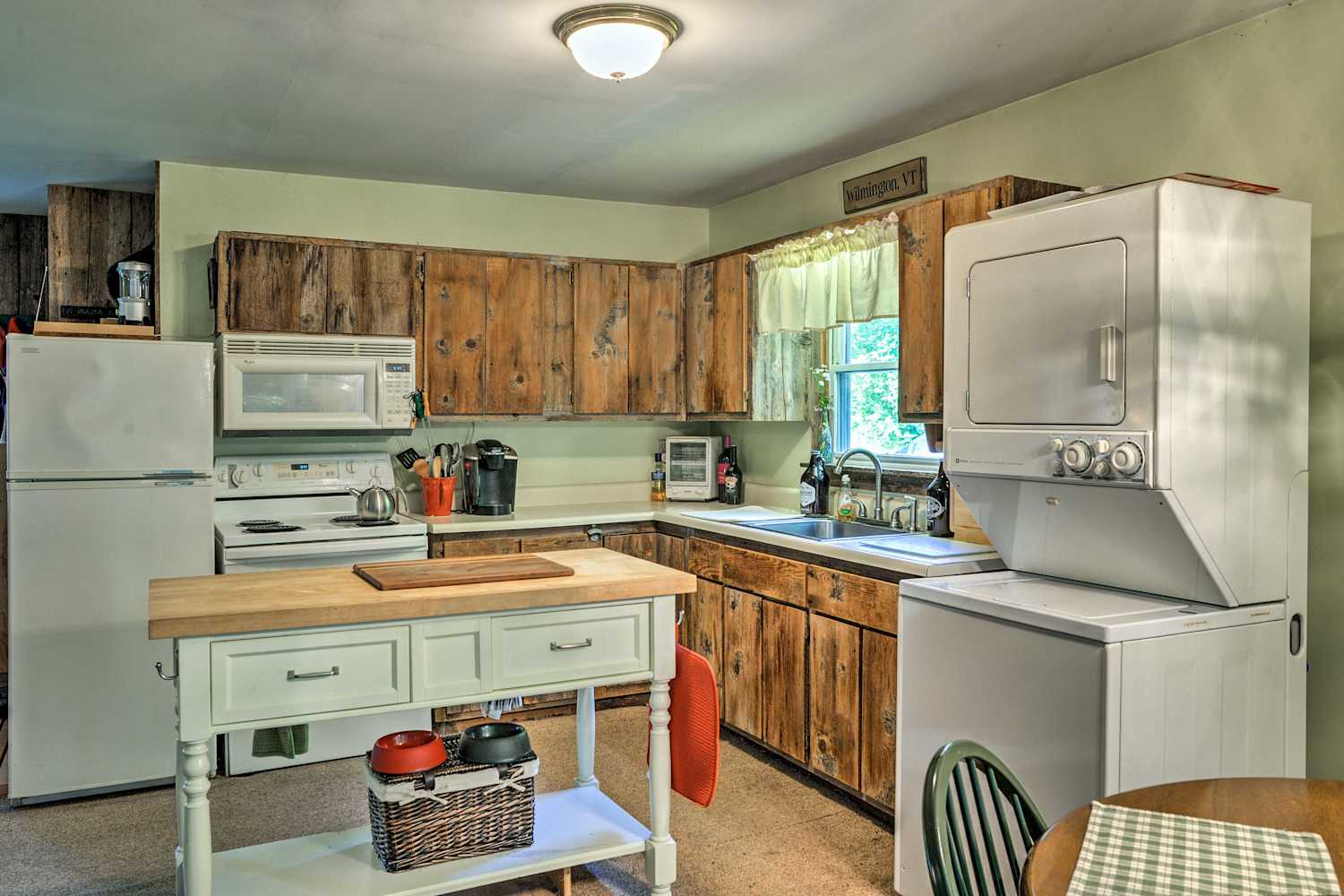 Cabin w/Deck Mins to Mt. Snow & Lake Raponda!