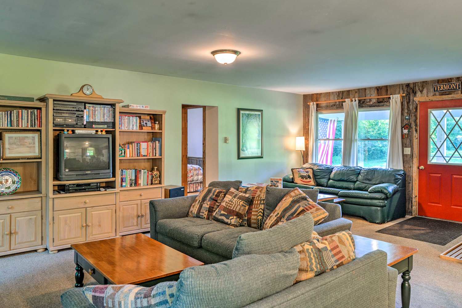 Cabin w/Deck Mins to Mt. Snow & Lake Raponda!