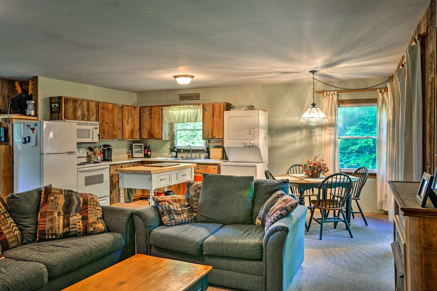 Cabin w/Deck Mins to Mt. Snow & Lake Raponda!