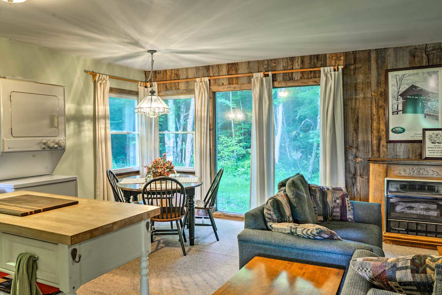 Cabin w/Deck Mins to Mt. Snow & Lake Raponda!