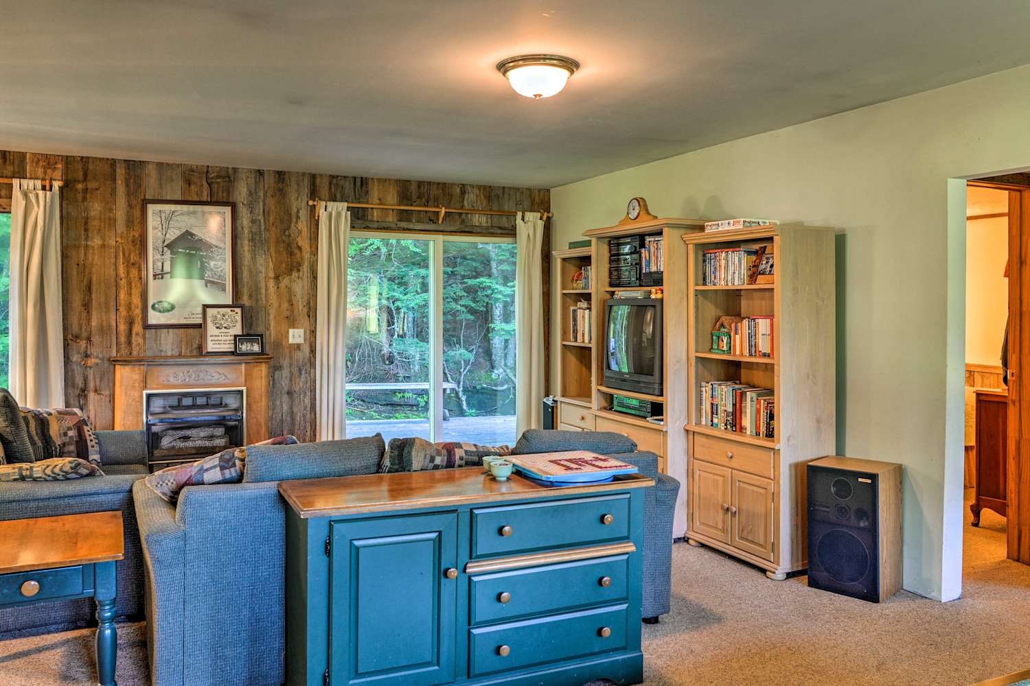 Cabin w/Deck Mins to Mt. Snow & Lake Raponda!