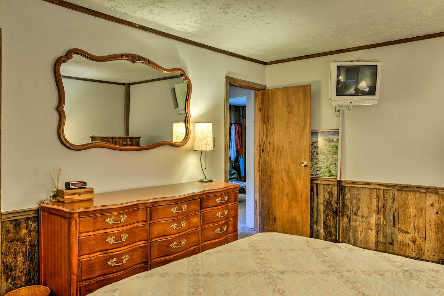 Cabin w/Deck Mins to Mt. Snow & Lake Raponda!