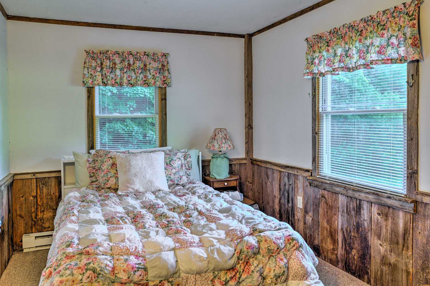 Cabin w/Deck Mins to Mt. Snow & Lake Raponda!