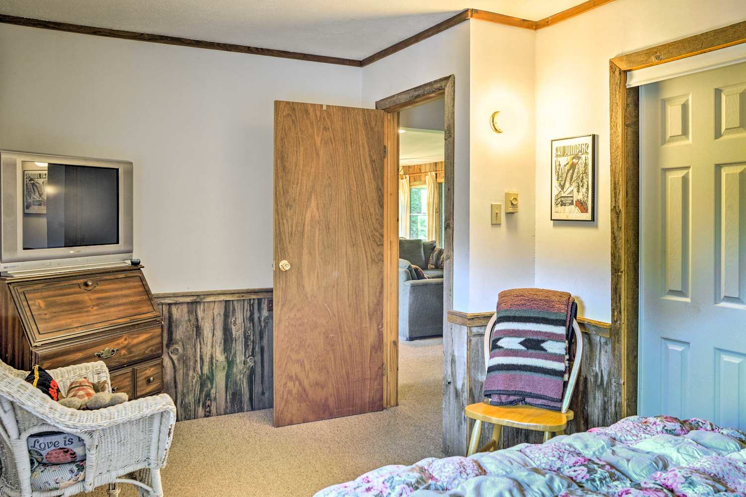 Cabin w/Deck Mins to Mt. Snow & Lake Raponda!