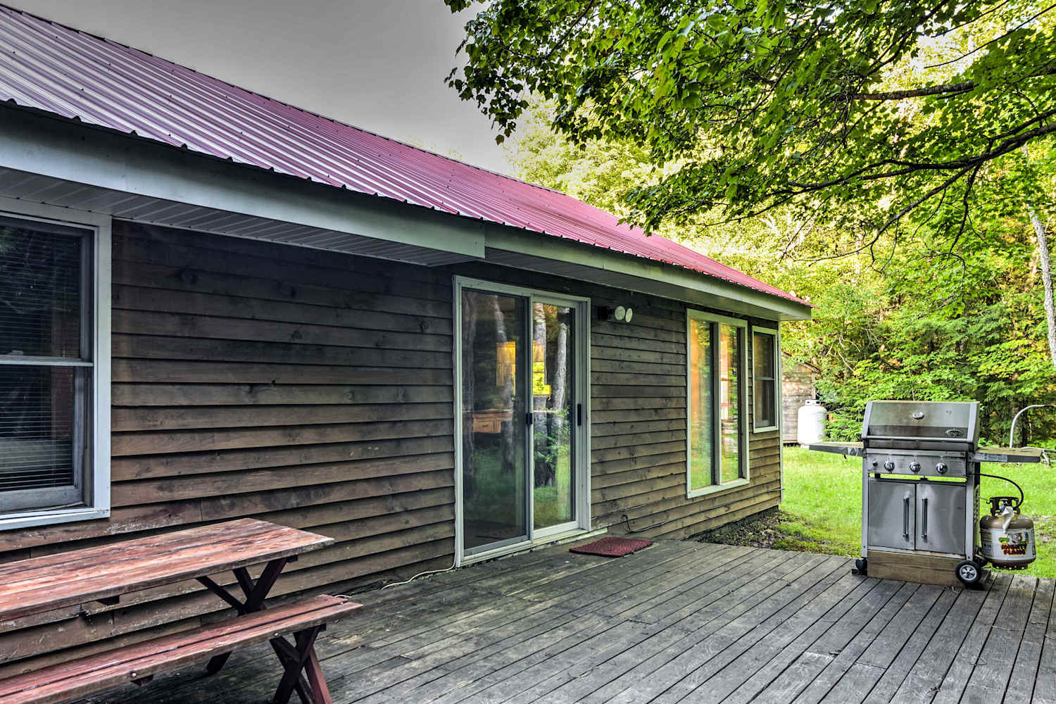 Cabin w/Deck Mins to Mt. Snow & Lake Raponda!