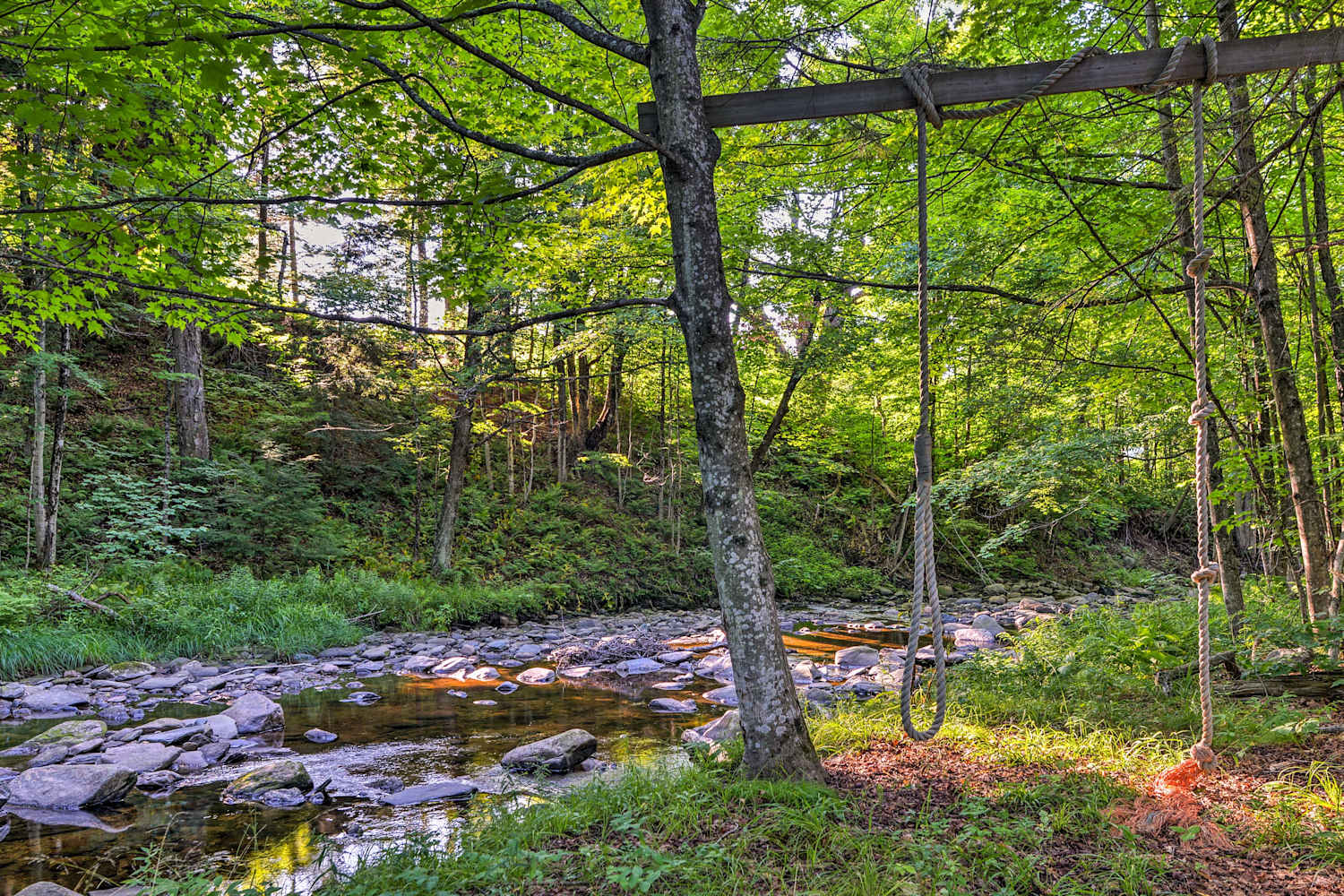 Cabin w/Deck Mins to Mt. Snow & Lake Raponda!