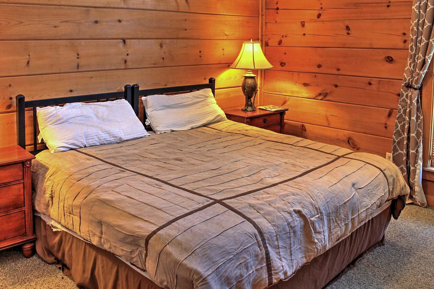 SkiIn/SkiOut Snowshoe Townhome w/ Deck & Hot Tub