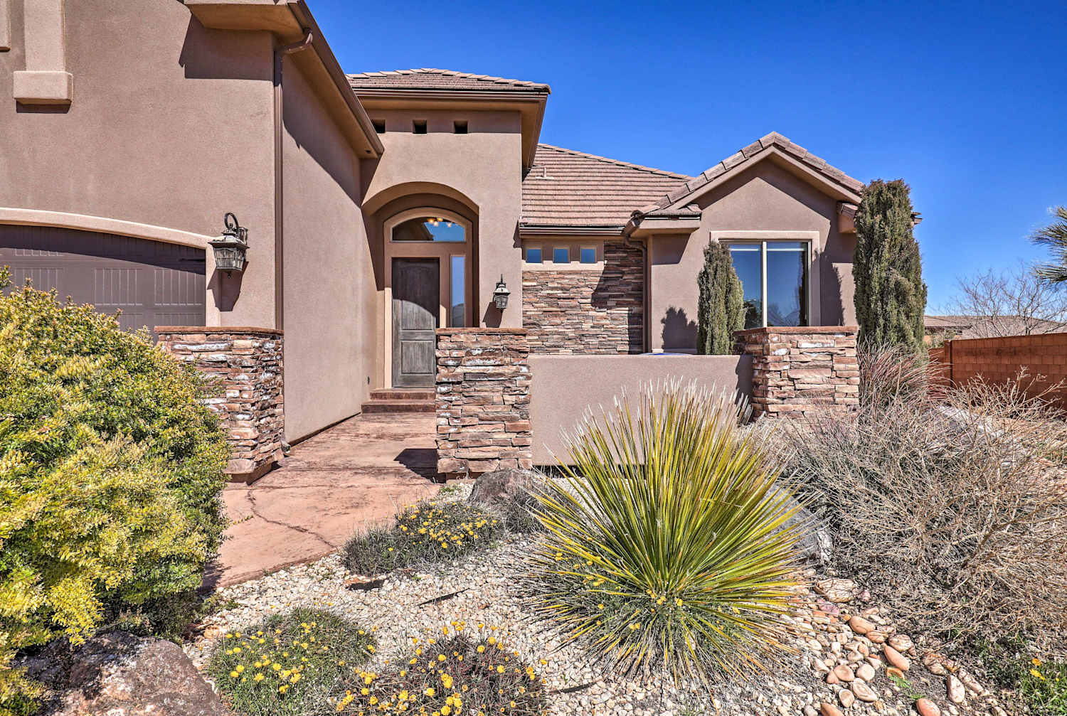 Hurricane House w/ Jetted Bathtub & Mtn Views!
