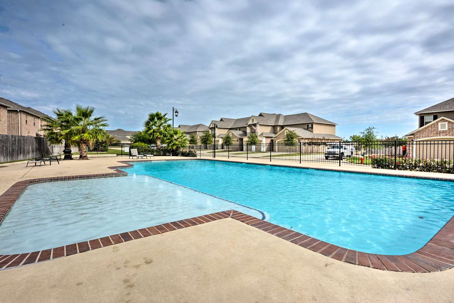 College Station Townhouse w/Patio & Pool Access