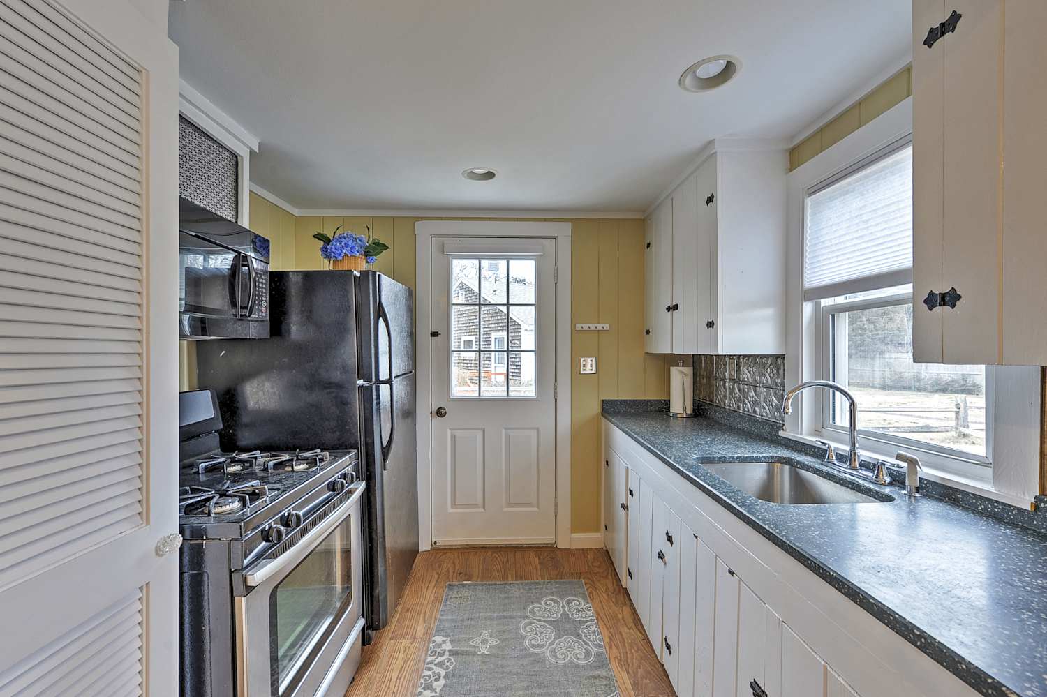 Classic Centerville Condo 3 Blocks from the Beach!