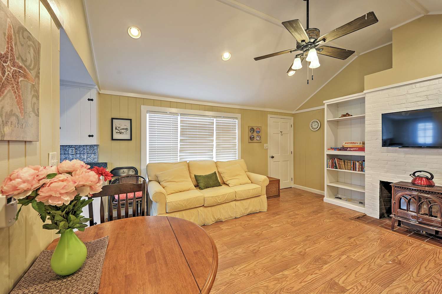 Classic Centerville Condo 3 Blocks from the Beach!