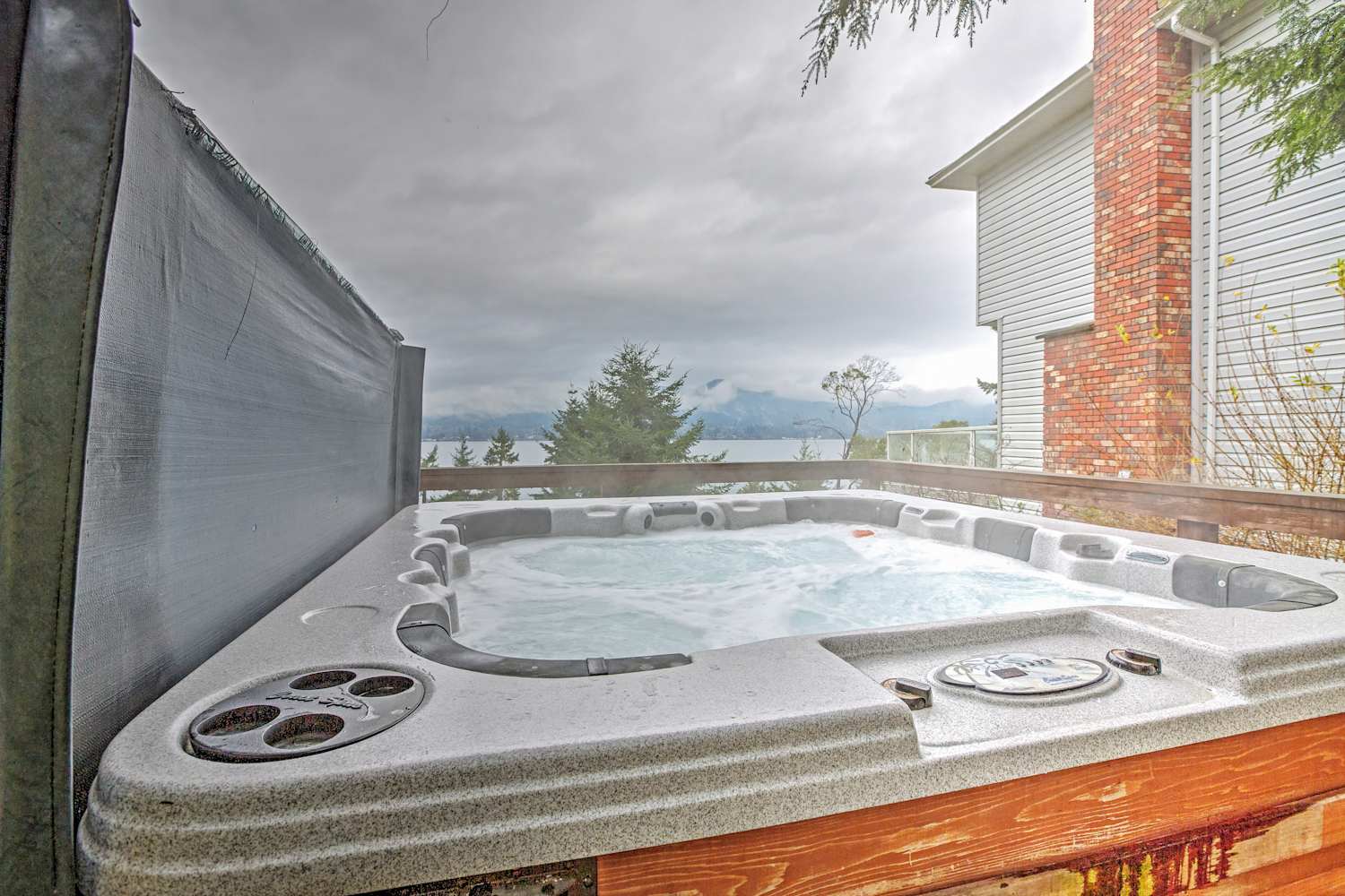 Oceanfront 5BR Sooke Home w/Hot Tub & Huge Deck!