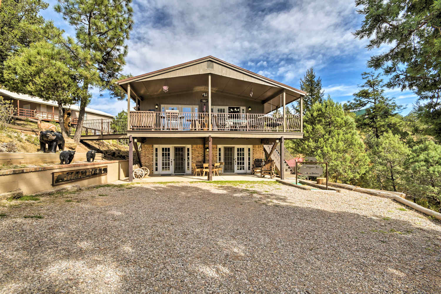 Updated Ruidoso 'Bear Hill Cabin' w/ Game Room!