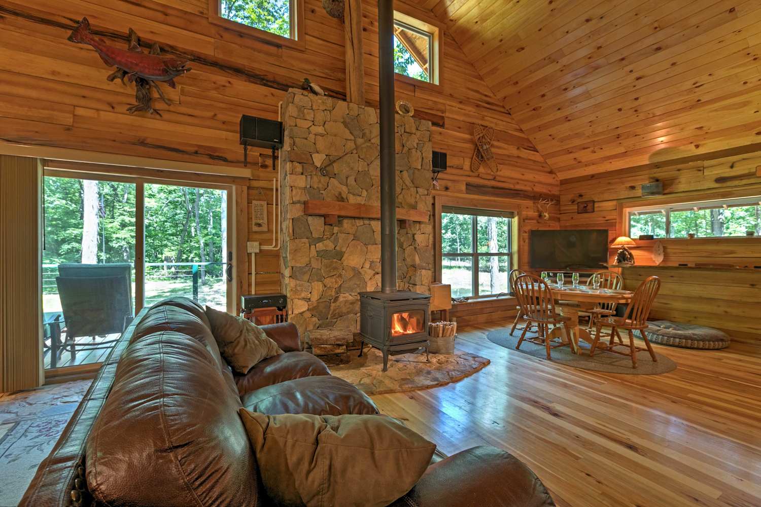 Lyndhurst Log Cabin on Farm w/Pond+Stocked Stream!