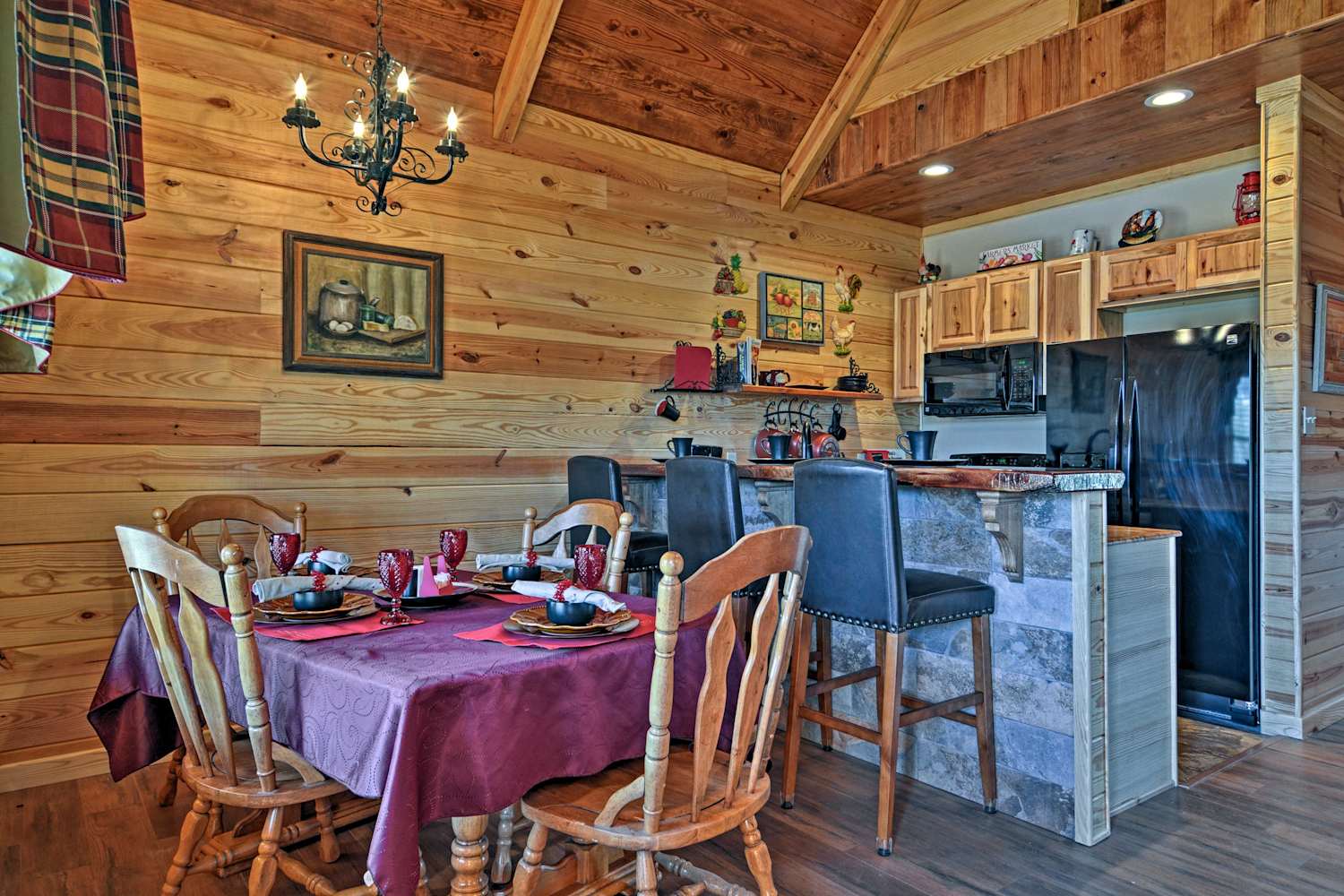 Log Cabin w/Great Yard 2 Miles to Lake Hamilton!