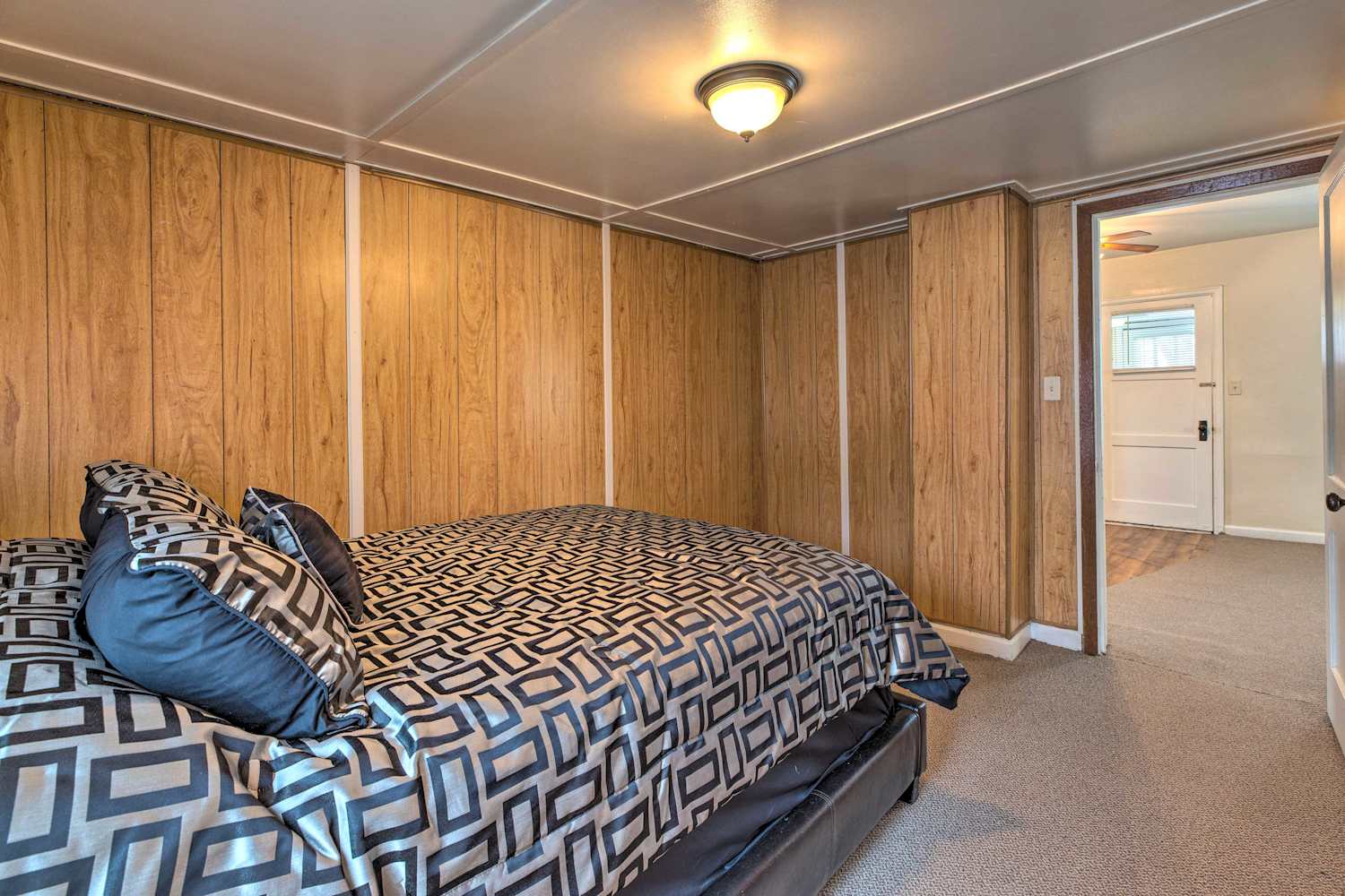 Cozy Pet Friendly Sioux Falls Home W Yard