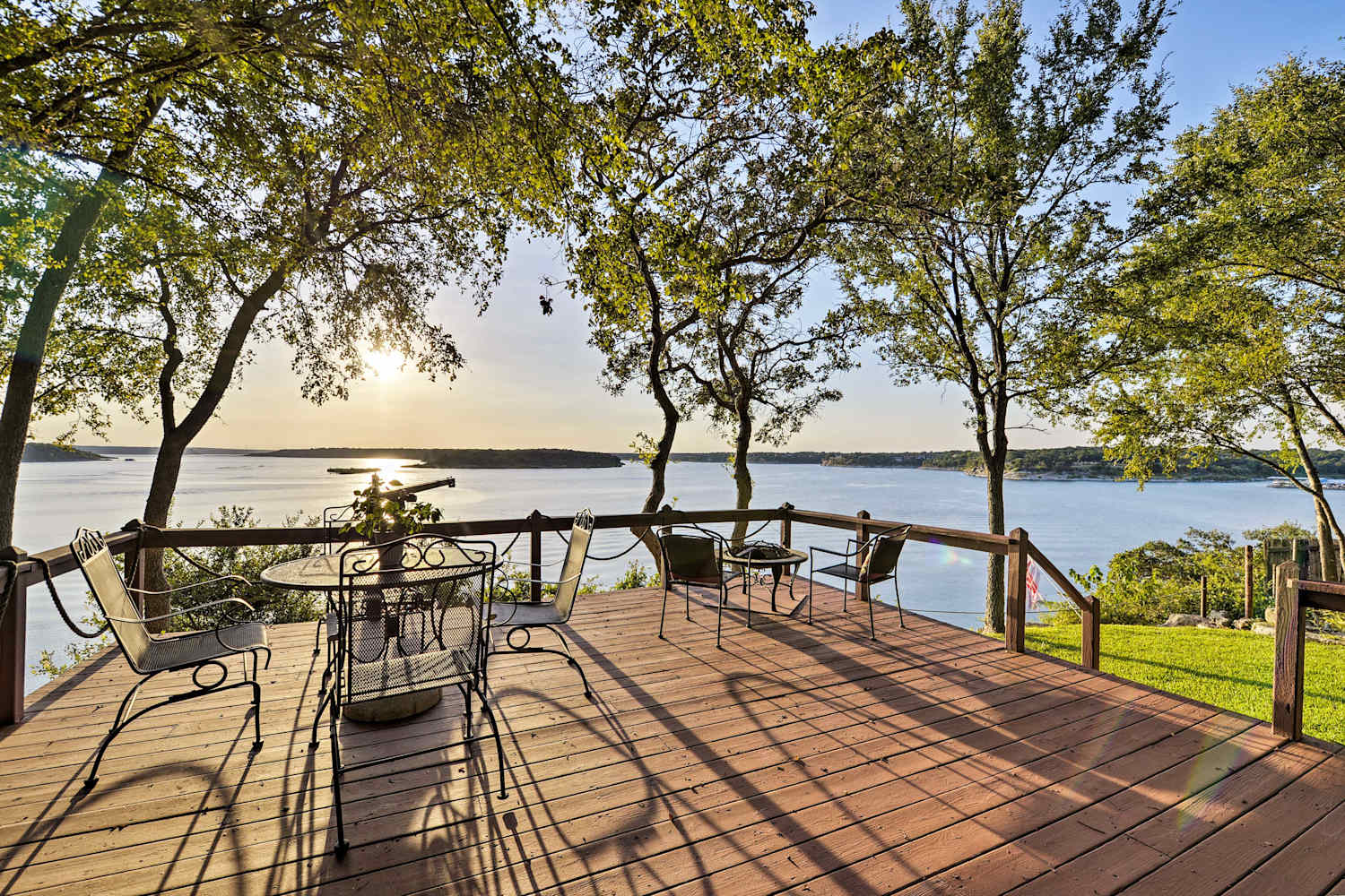 Lakefront Point Resort Studio w/Deck