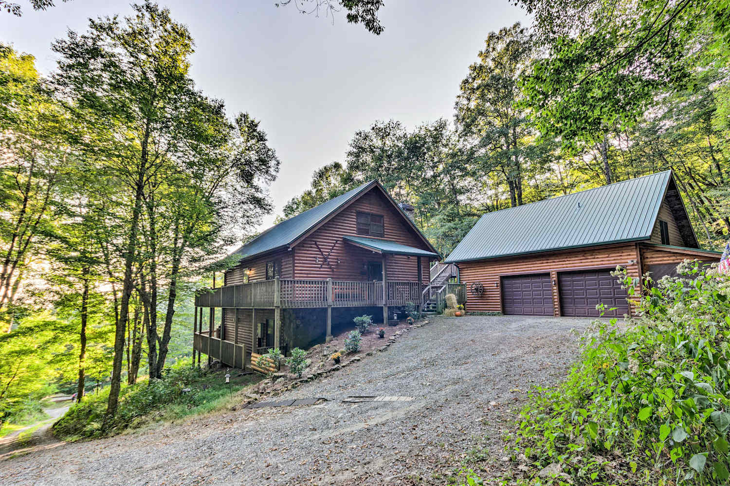 Wolf Laurel Resort MultiFamily Cabins w/Barn