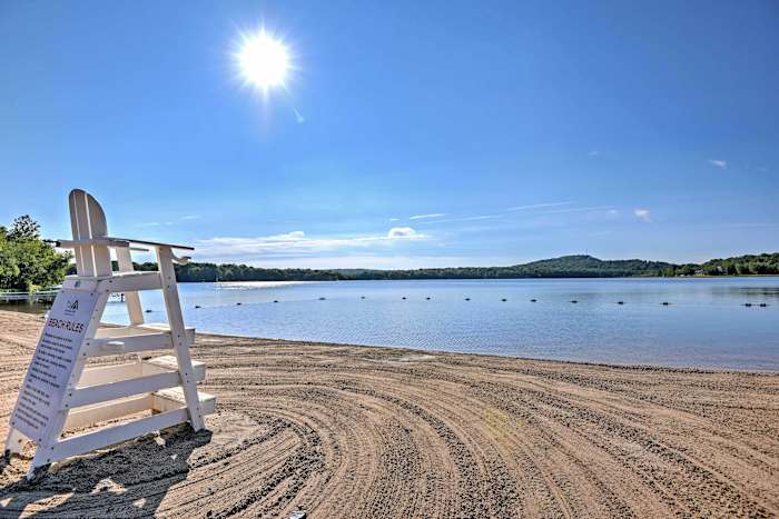 Cabin w/Heated Pool Access 8mi to Arrowhead Lake!