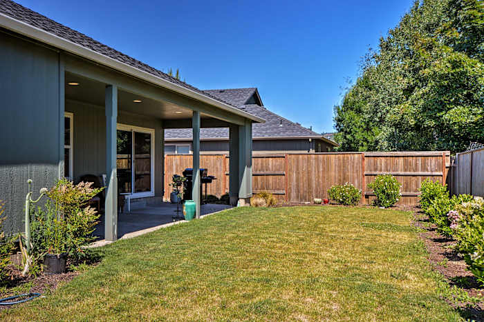 Cozy Home W Yard 3 Mi To Downtown Medford