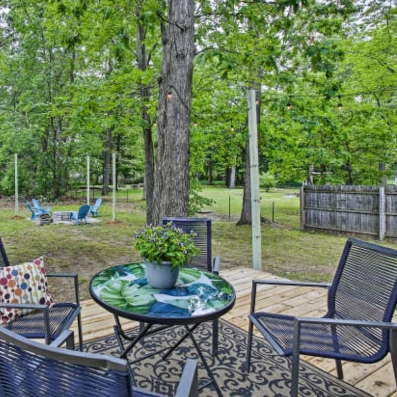 Outdoor patio set in the backyard of a Traverse City vacation rental