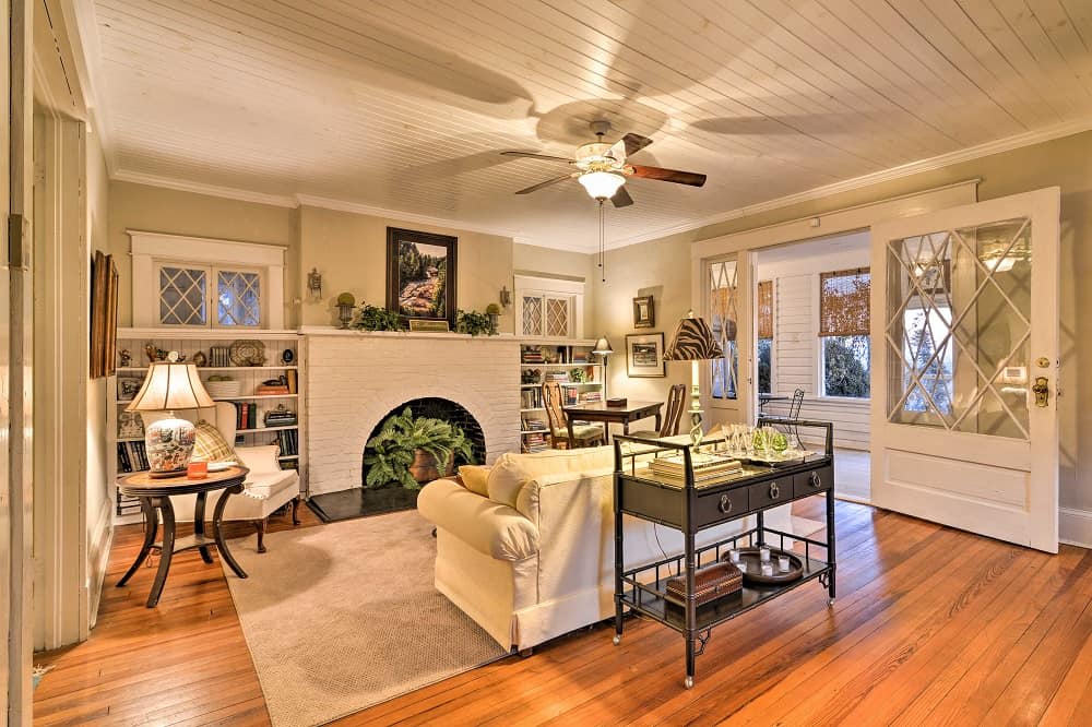 Clean and bright vacation rental living room