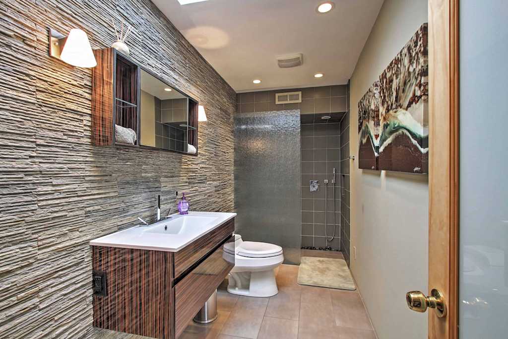 Well-decorated bathroom with textured wall