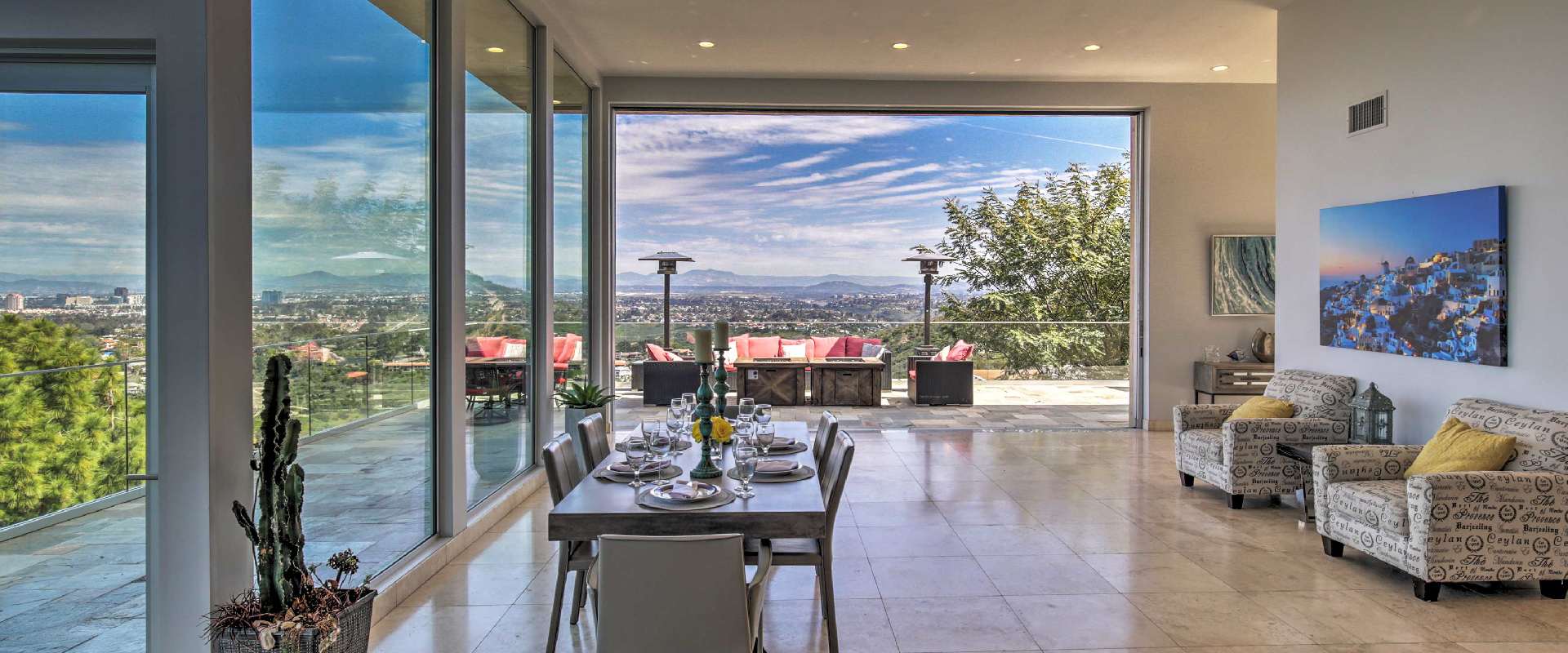 Modern vacation rental living space near La Jolla, California that has a panoramic views of the surrounding area.