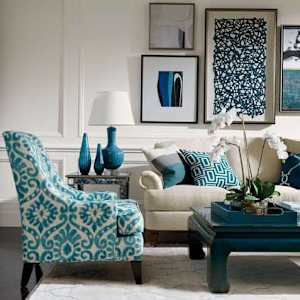 Vacation rental living room with blue color scheme and accent chairs