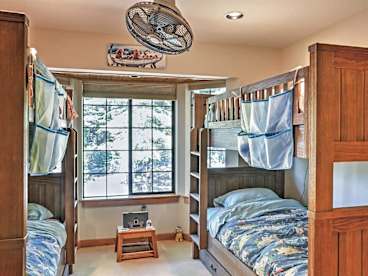 Vacation rental kids bedroom with two bunk beds