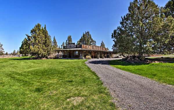 Saloon vacation rental property with large yard near Bend, OR