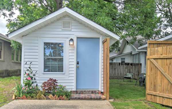 Image of a quaint tiny home vacation rental in Hot Springs, AR with a green backyard