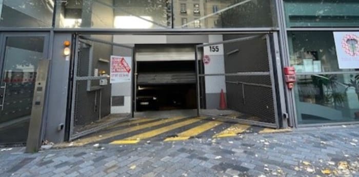 Image 1 sur 5 - Parking/box  ·  Location · Paris (75017) · 1m²