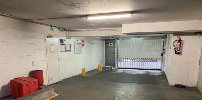 Image 4 sur 5 - Parking/box  ·  Location · Paris (75017) · 12m²