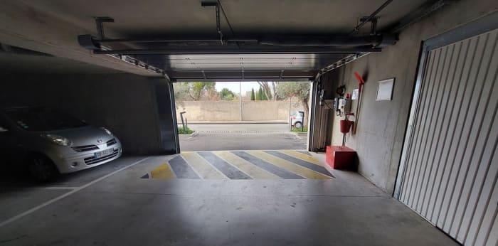 Image 10 sur 11 - Parking/box  ·  Location · Marseille (13008) · 12m²