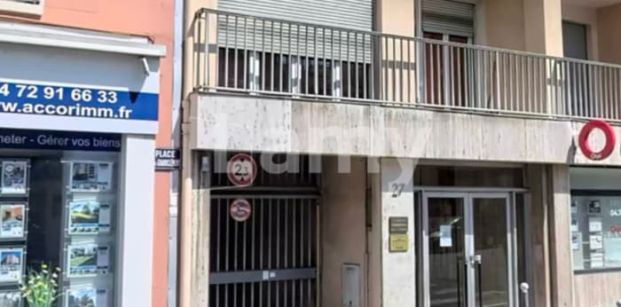 Image 1 sur 3 - Parking/box  ·  Location · Villeurbanne (69100) · 12m²