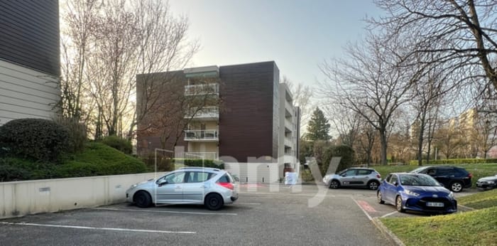 Image 3 sur 4 - Parking/box  ·  Location · Ste Foy Les Lyon (69110) · 10m²
