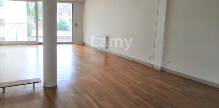 Image 5 sur 8 - Appartement  ·  Location · Lons Le Saunier (39000) · 5 pièces · 120m²