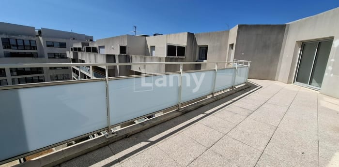 Image 2 sur 12 - Appartement  ·  Location · Marseille (13003) · 3 pièces · 77m²