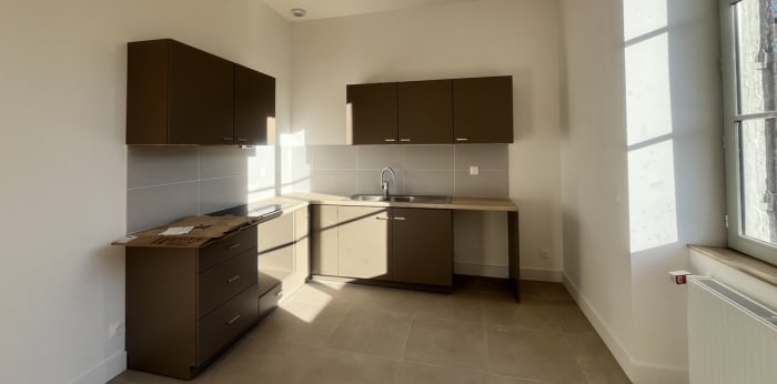 Image 2 sur 8 - Appartement  ·  Location · Albigny Sur Saone (69250) · 5 pièces · 118m²