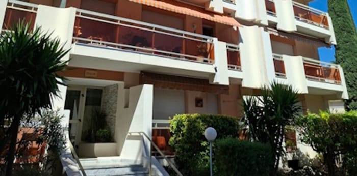 Image 1 sur 7 - Appartement  ·  Location · St Raphael (83700) · 1 pièce · 31m²