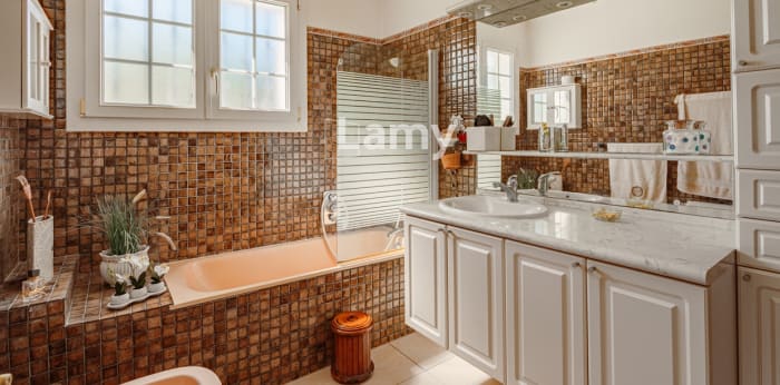 Image 10 sur 11 - Maison/villa  ·  Vente · Bayonne (64100) · 6 pièces · 150m²