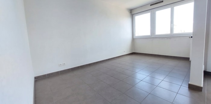 Image 2 sur 9 - Appartement  ·  Vente · Villefranche Sur Saone (69400) · 4 pièces · 79m²