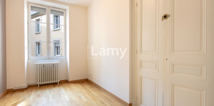 Image 6 sur 14 - Appartement  ·  Vente · Grenoble (38000) · 7 pièces · 212m²