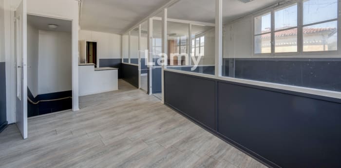 Image 5 sur 7 - Bureaux  ·  Vente · Libourne (33500) · 6 pièces · 281m²