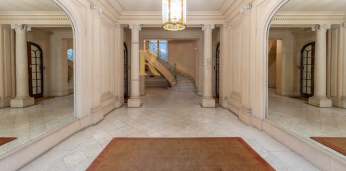 Image 3 sur 8 - Appartement  ·  Location · Paris (75017) · 5 pièces · 156m²
