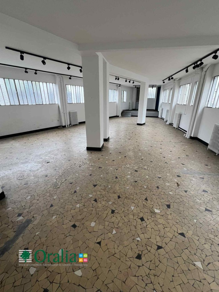 Image 2 sur 13 - Local commercial  ·  Location · Paris (75019) · 102m²