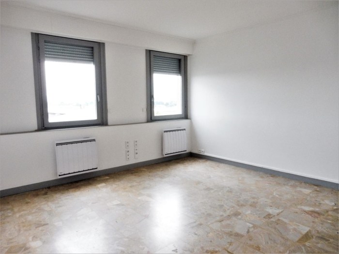 Image 3 sur 12 - Local commercial  ·  Location · Caluire (69300)