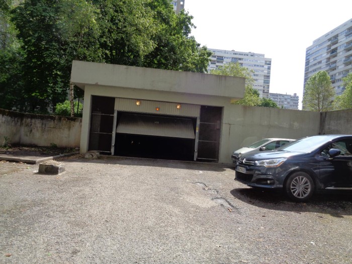 Image 2 sur 3 - Parking  ·  Location · Villeurbanne (69100) · 11m²